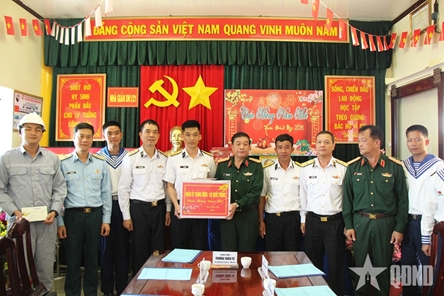 CMC, MND delegation extends Tet greetings to Truong Sa special zone, DK1 platforms